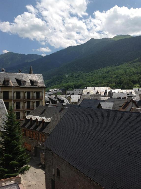Hostal Nau Pradets Vielha Bagian luar foto